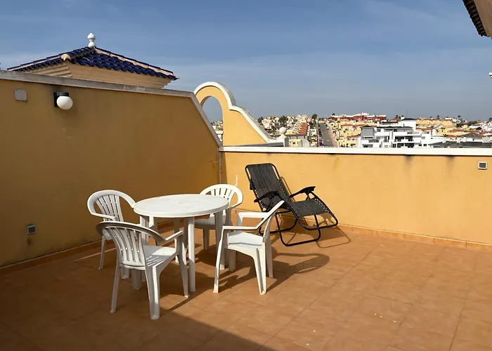 Top Floor Spacious Apartment With Roof Terrace
